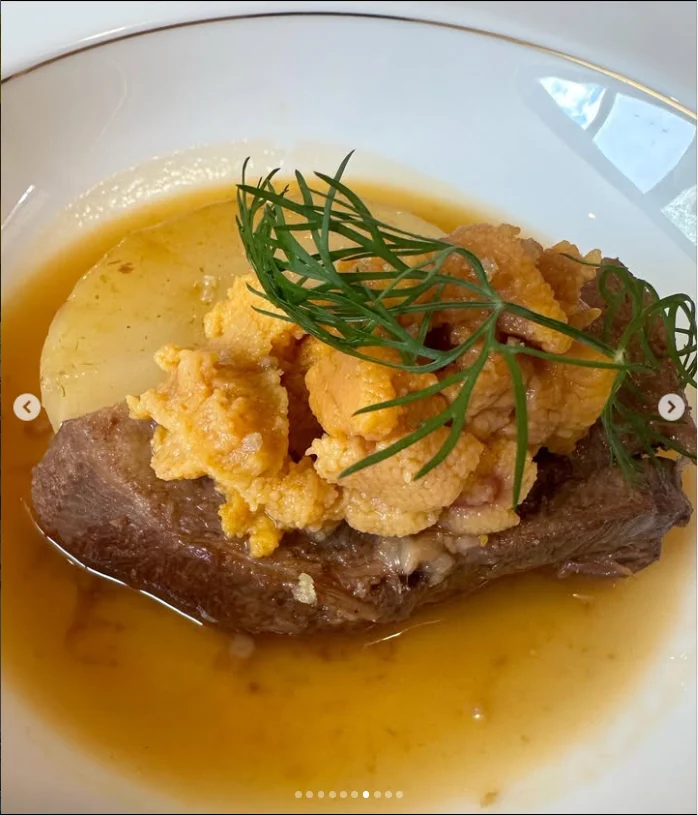 A drink served with its bottle and a course meal — Haruru’s photograph