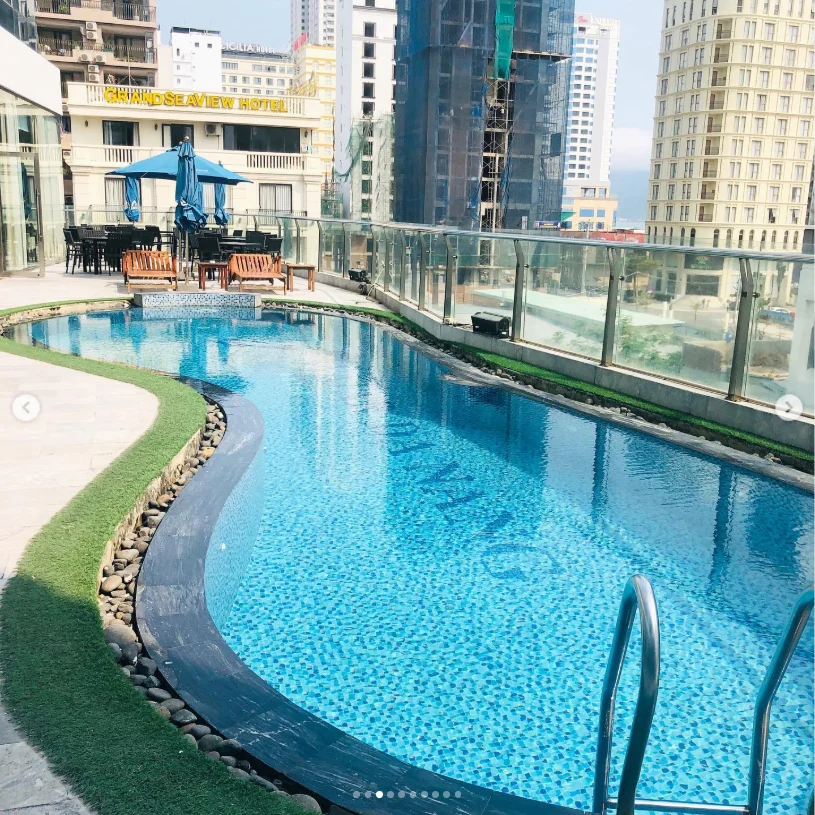 Dipping her feet in the pool after breakfast — Haruru’s photograph