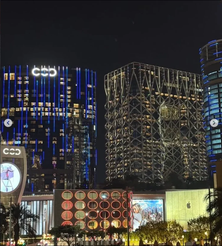 Words alongside the night views — Haruru’s photograph