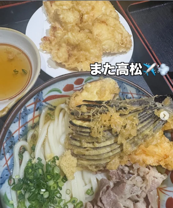二つの丼に残った、太い麺の写真 — ハルルの写真