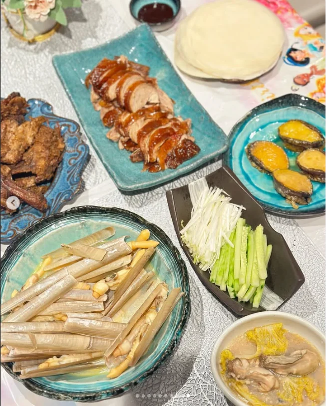 Abalone, razor clams and delivered Peking duck — Haruru’s photograph