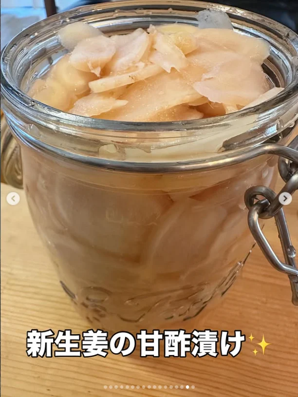 Thin pale slices packed in a glass jar, with a Japanese caption over the photograph.