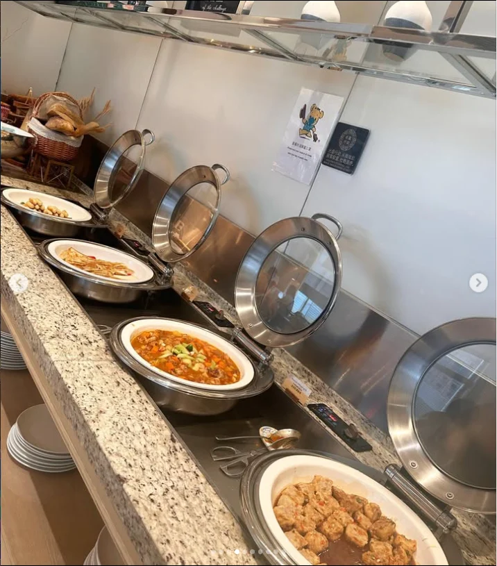 Enjoying the breakfast she had anticipated — Haruru’s photograph