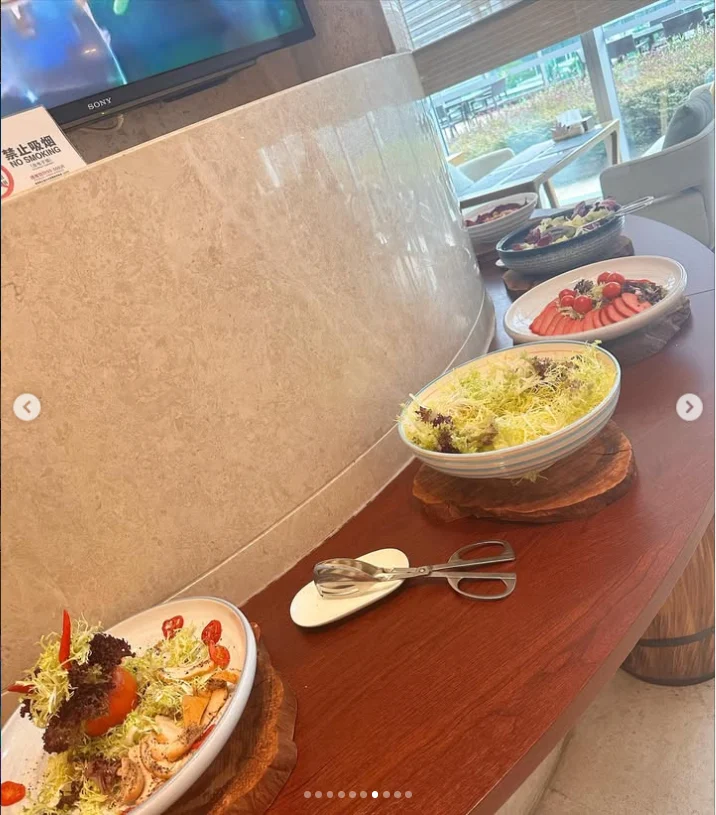 Enjoying the breakfast she had anticipated — Haruru’s photograph