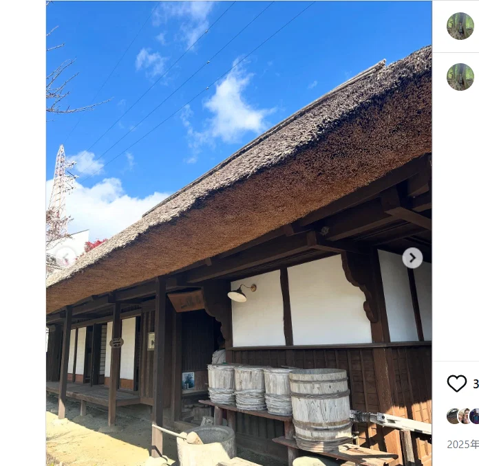A memorial-hall gate and objects from everyday life — Haruru’s photograph