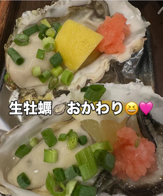 大皿と小皿に残る、食卓の写真 — ハルルの写真