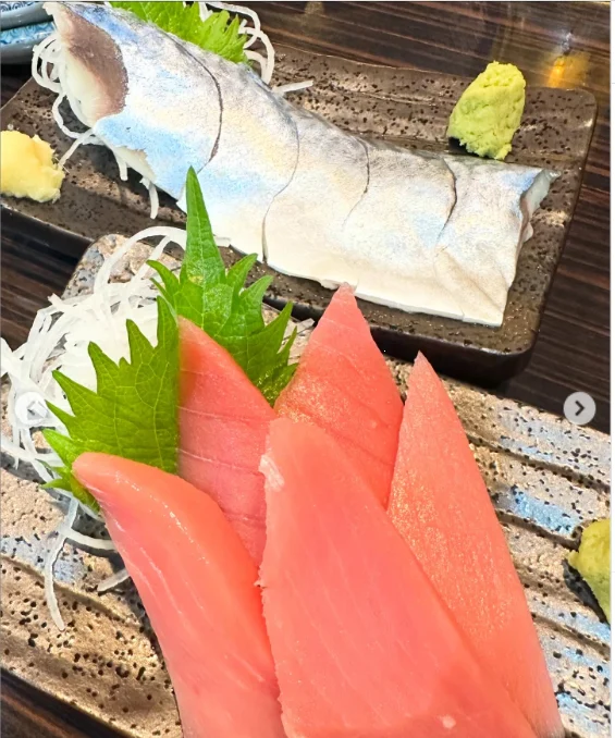 殻付きの貝、いくつもの皿、卓上おみくじ — ハルルの写真