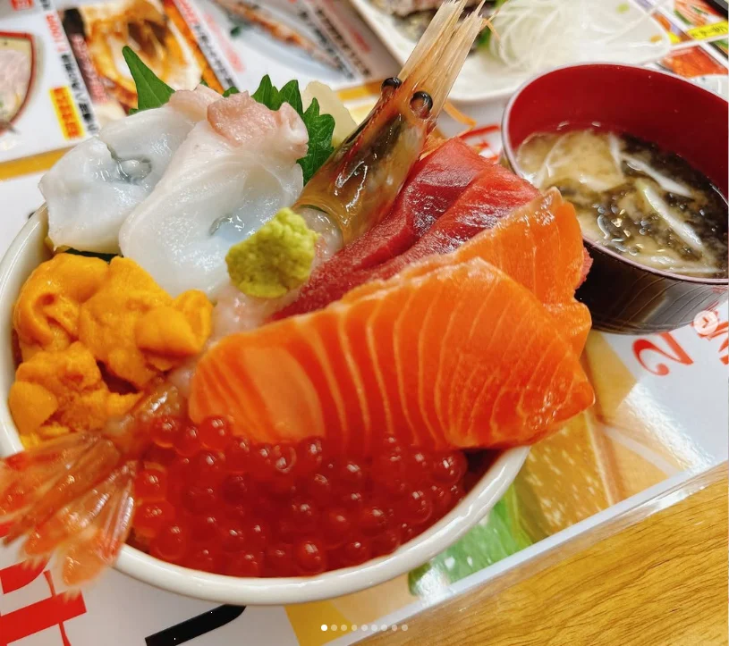 A seafood rice bowl and mantis shrimp on the side — Haruru’s photograph