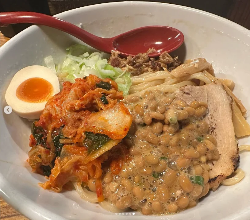 別のお店では、納豆キムチの油そばを — ハルルの写真