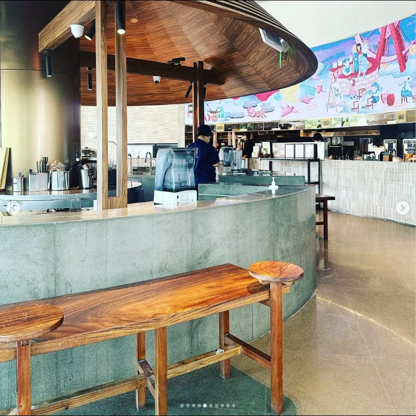 カフェとビルが変えた、街の印象 — ハルルの写真