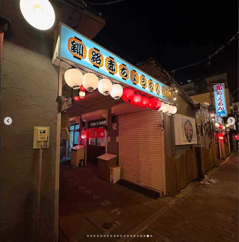Snow, small lights and a lantern-lined alley — Haruru’s photograph