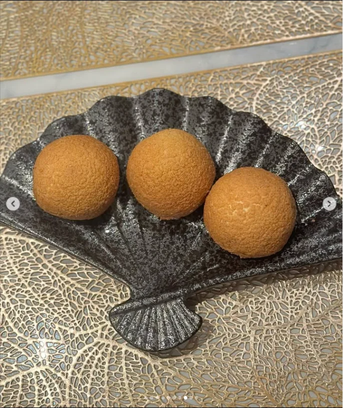 A melon-bread-like crust and a stew-like filling — Haruru’s photograph