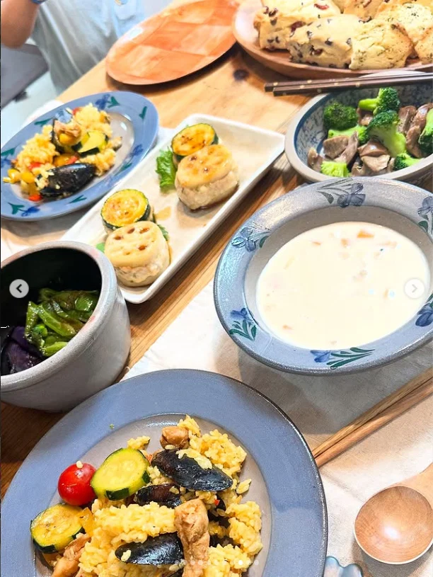 Her friend’s food, lovely tableware and time to talk — Haruru’s photograph