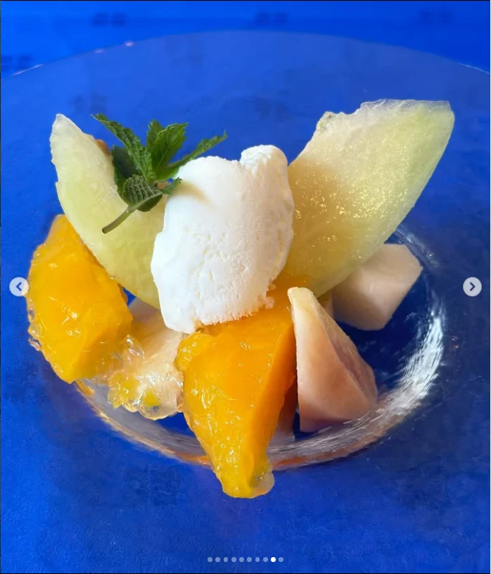 A drink served with its bottle and a course meal — Haruru’s photograph