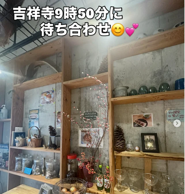 Wooden shelves displaying cups, plates and glassware, with Japanese text over the photograph.