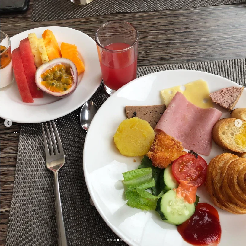 Bread, pho and fruit at breakfast — Haruru’s photograph