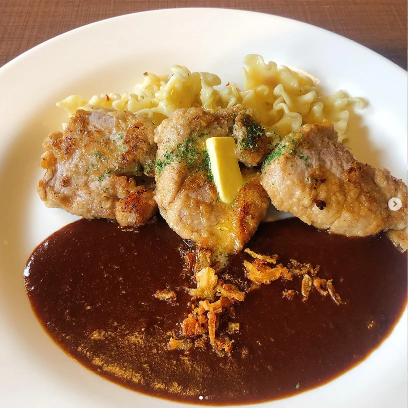 料理と一緒に、パンもスープも — ハルルの写真