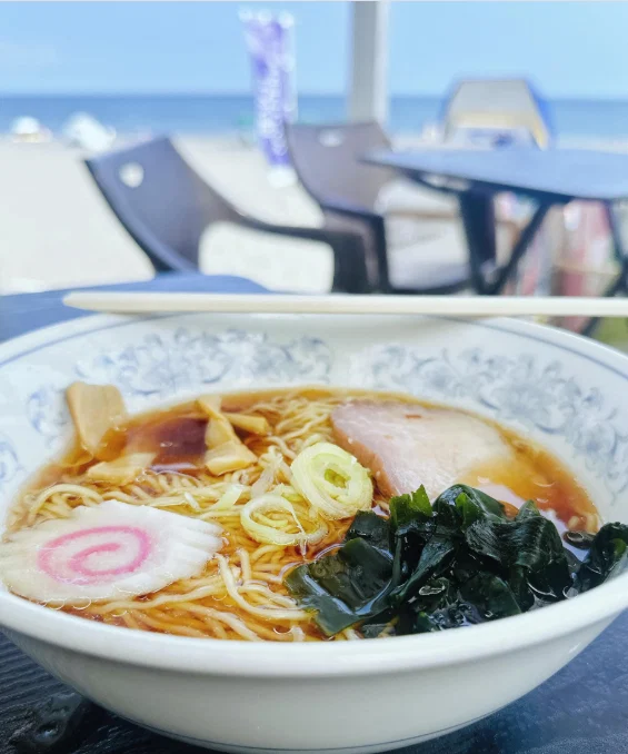 眺めて、食べて、海辺の時間を楽しむ — ハルルの写真