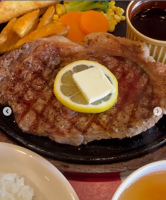 鉄板の料理と「大きい」の文字 — ハルルの写真
