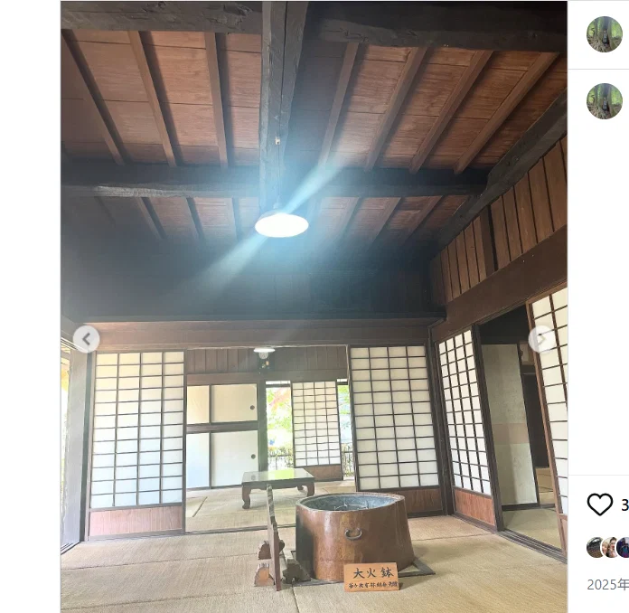 A memorial-hall gate and objects from everyday life — Haruru’s photograph