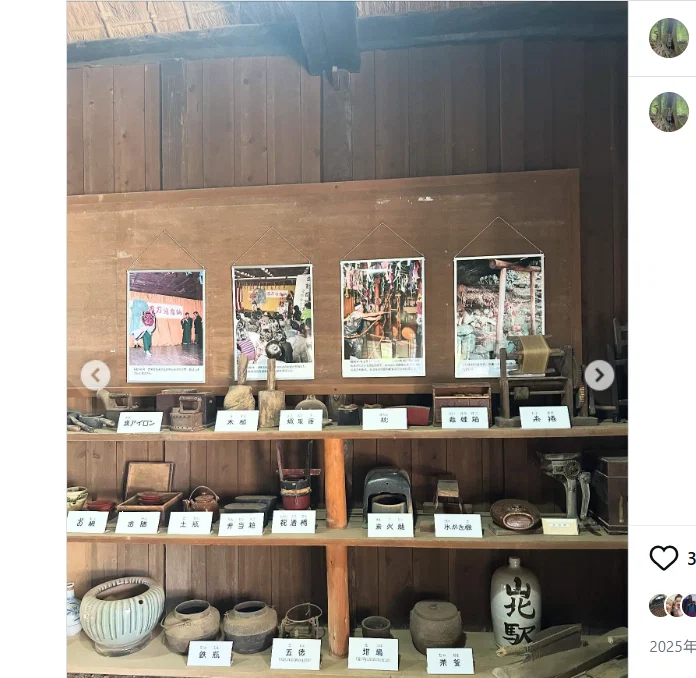 A memorial-hall gate and objects from everyday life — Haruru’s photograph