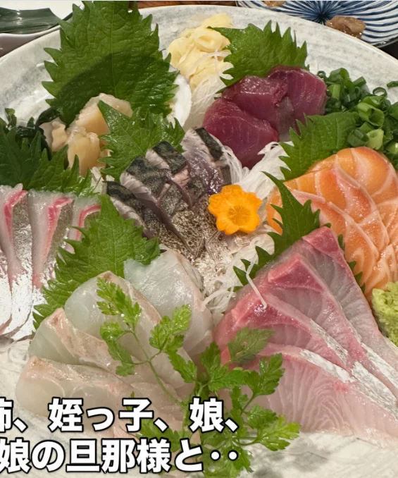 大皿と小皿に残る、食卓の写真 — ハルルの写真