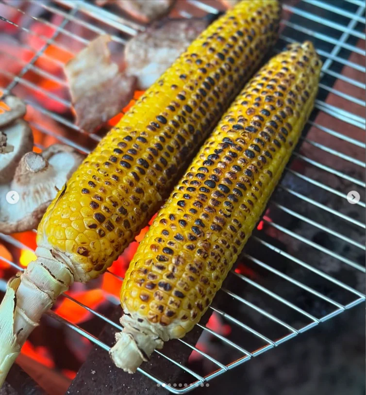 Filling up on food from the grill — Haruru’s photograph