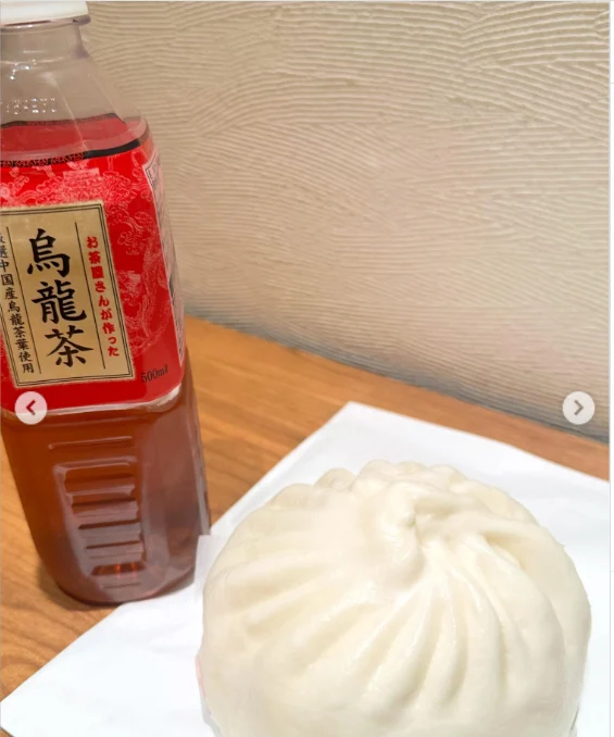 巣鴨の文字と、店先の看板を見る — ハルルの写真