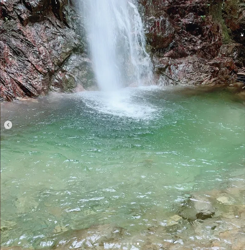 Time to sit and watch Hossawa Falls — Haruru’s photograph
