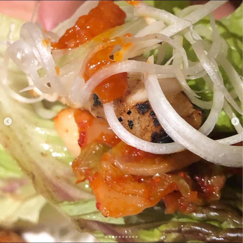 Wrapping meat with kimchi and vegetables — Haruru’s photograph