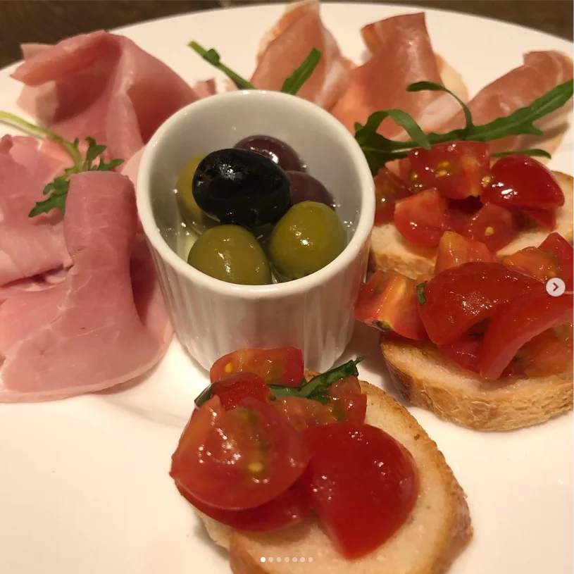色とりどりの皿と、飲み物の写真 — ハルルの写真