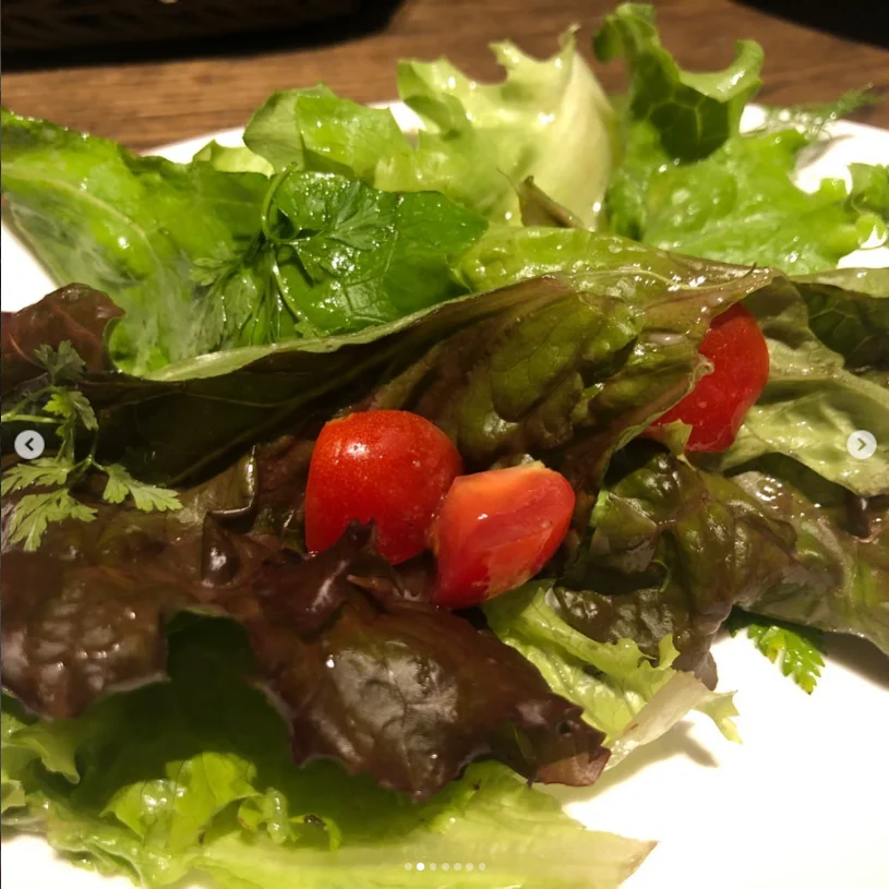 Different plates on the table — Haruru’s photograph