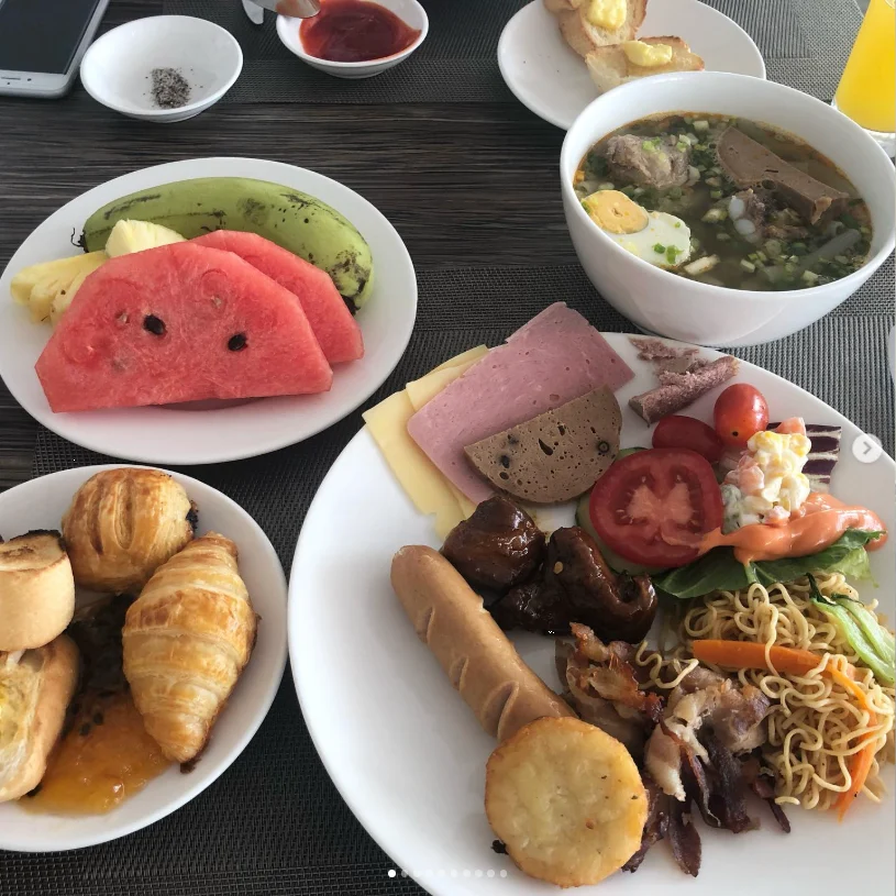 Bread, pho and fruit at breakfast — Haruru’s photograph
