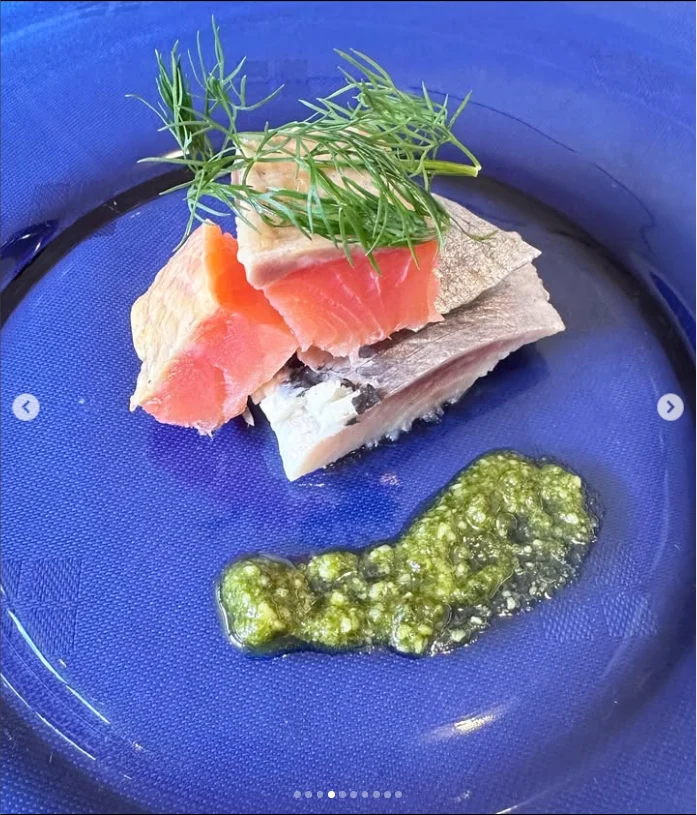A drink served with its bottle and a course meal — Haruru’s photograph