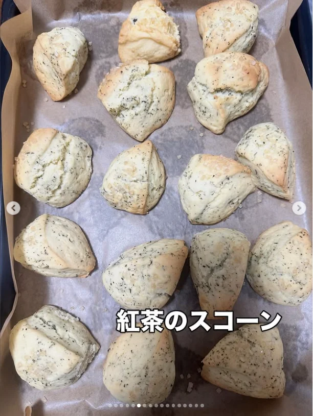 Triangular baked pieces with dark flecks on a paper-lined tray, with Japanese text over the photograph.